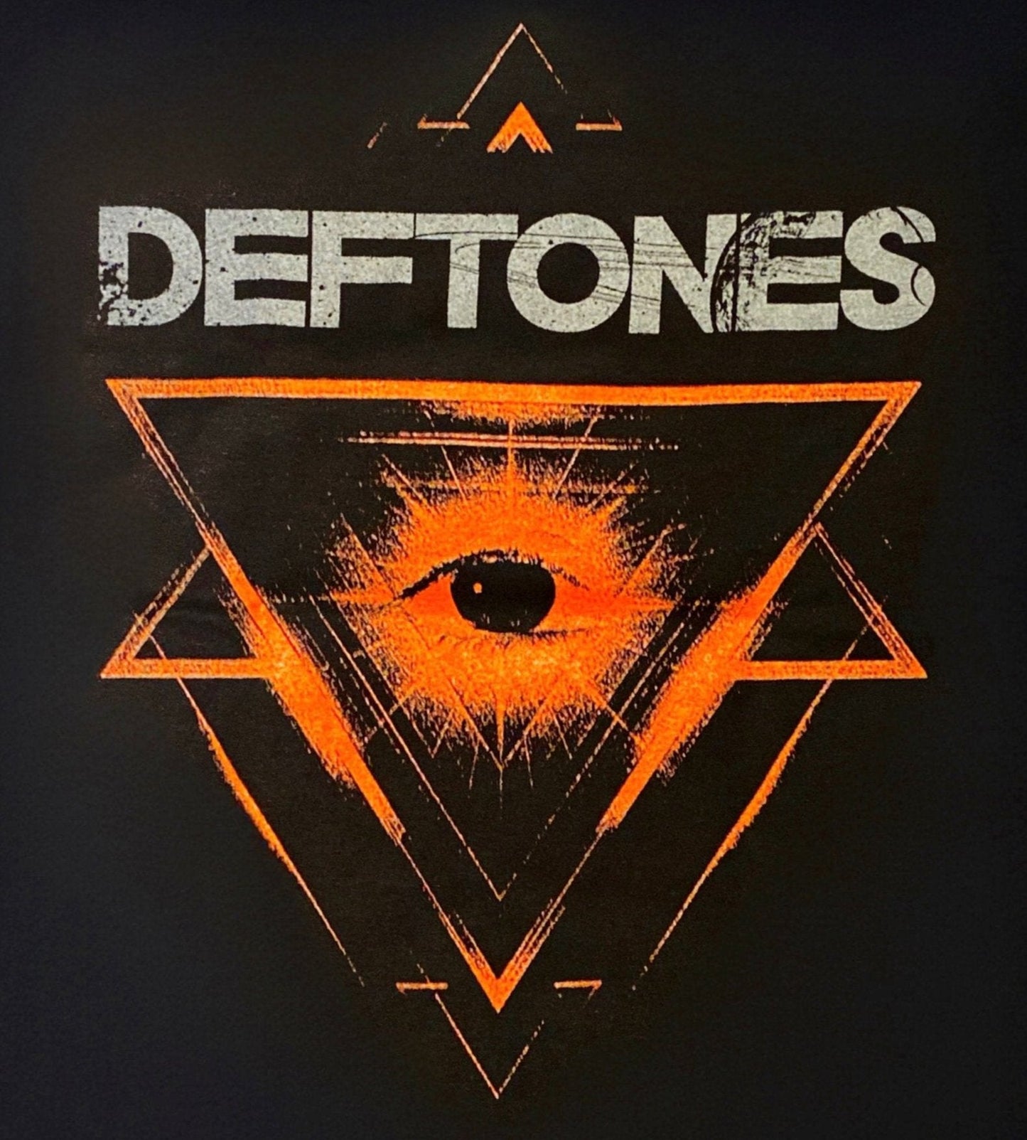 New ’Deftones - Red Triangle Eye’ Unisex Silkscreen T-Shirt. Available From Small-3XL. - Men’s Short Sleeve Shirt