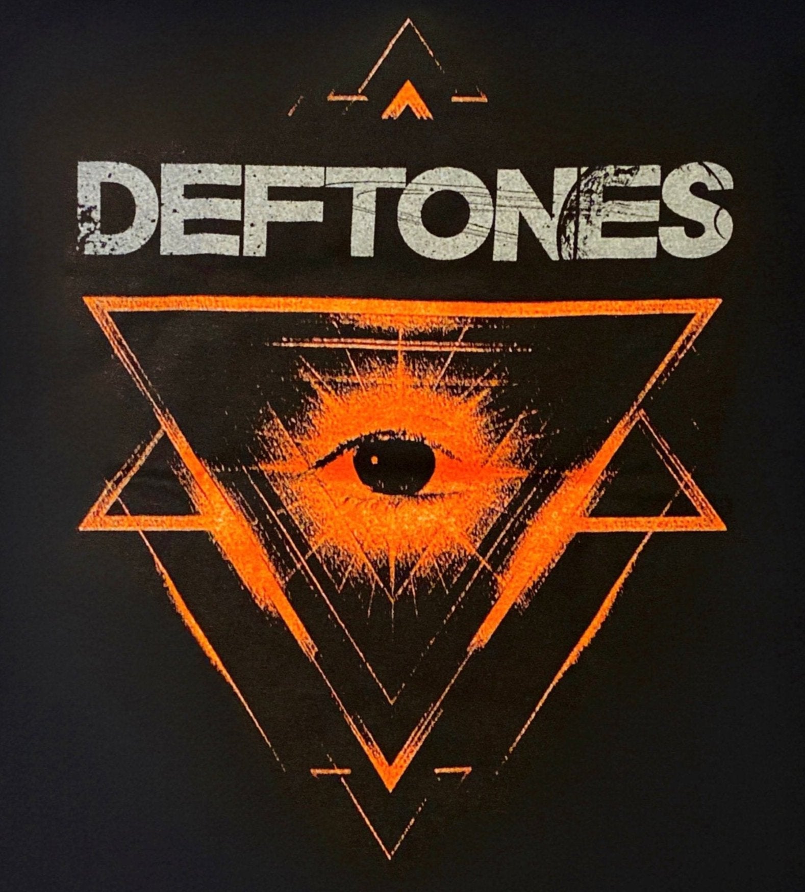 New ’Deftones - Red Triangle Eye’ Unisex Silkscreen T-Shirt. Available From Small-3XL. - Men’s Short Sleeve Shirt